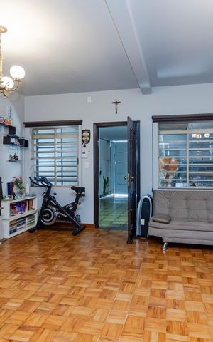 Casa à venda com 149m², 3 quartos e 2 vagas Casa à venda com 149m², 3 quartos e 2 vagasSala