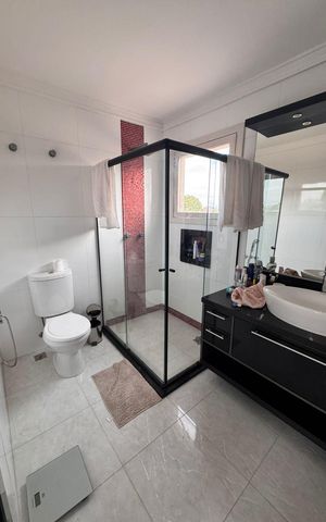 Casa à venda com 200m², 3 quartos e 2 vagas Casa à venda com 200m², 3 quartos e 2 vagasBanheiro