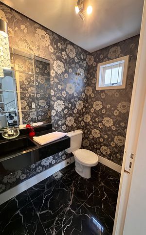 Casa à venda com 200m², 3 quartos e 2 vagas Casa à venda com 200m², 3 quartos e 2 vagasBanheiro
