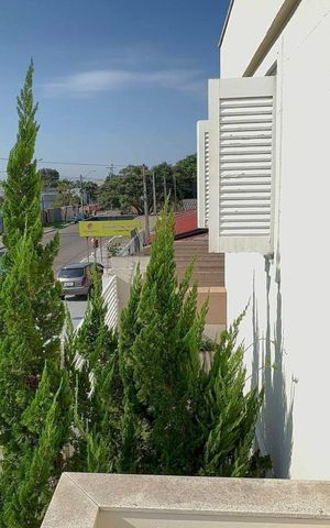 Casa à venda com 200m², 3 quartos e 2 vagas Casa à venda com 200m², 3 quartos e 2 vagasVaranda