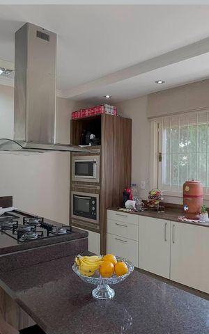 Casa à venda com 200m², 3 quartos e 2 vagas Casa à venda com 200m², 3 quartos e 2 vagasCozinha