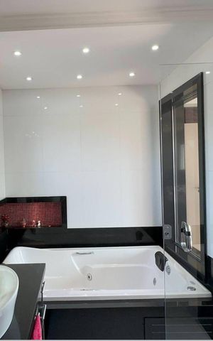 Casa à venda com 200m², 3 quartos e 2 vagas Casa à venda com 200m², 3 quartos e 2 vagasBanheiro