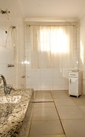 Casa à venda com 390m², 5 quartos e 6 vagasbanheiro 3
