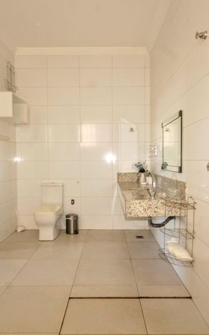 Casa à venda com 390m², 5 quartos e 6 vagasbanheiro 3