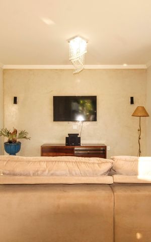 Casa à venda com 390m², 5 quartos e 6 vagassala