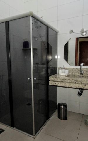 Casa à venda com 390m², 5 quartos e 6 vagasbanheiro 2