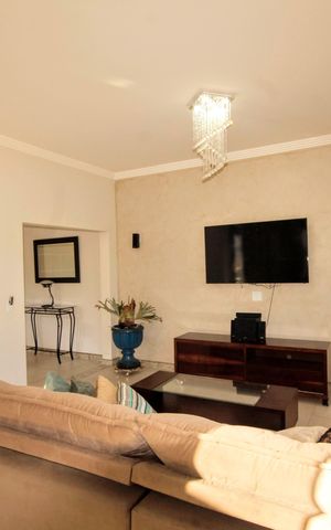 Casa à venda com 390m², 5 quartos e 6 vagassala