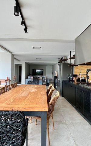Casa de condomínio à venda com 340m², 4 quartos e 4 vagas Casa de condomínio à venda com 340m², 4 quartos e 4 vagasÁrea externa