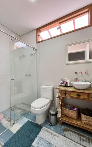 Casa de condomínio à venda com 340m², 4 quartos e 4 vagas Casa de condomínio à venda com 340m², 4 quartos e 4 vagasBanheiro
