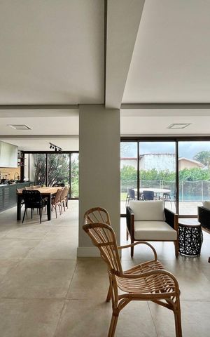 Casa de condomínio à venda com 340m², 4 quartos e 4 vagas Casa de condomínio à venda com 340m², 4 quartos e 4 vagasÁrea externa