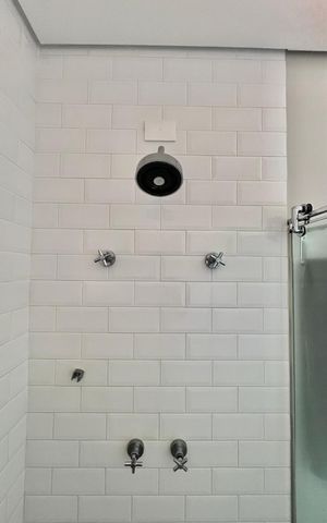 Casa de condomínio à venda com 340m², 4 quartos e 4 vagas Casa de condomínio à venda com 340m², 4 quartos e 4 vagasBanheiro da Suíte