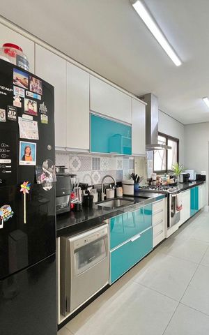 Casa de condomínio à venda com 340m², 4 quartos e 4 vagas Casa de condomínio à venda com 340m², 4 quartos e 4 vagasCozinha
