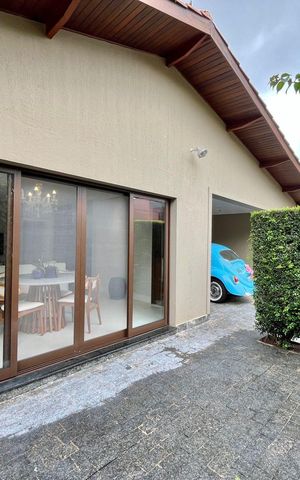 Casa de condomínio à venda com 340m², 4 quartos e 4 vagas Casa de condomínio à venda com 340m², 4 quartos e 4 vagasFachada