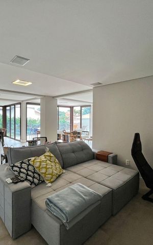 Casa de condomínio à venda com 340m², 4 quartos e 4 vagas Casa de condomínio à venda com 340m², 4 quartos e 4 vagasÁrea externa