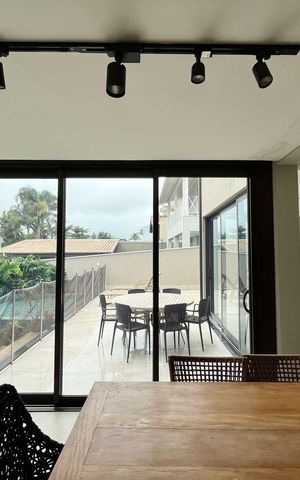 Casa de condomínio à venda com 340m², 4 quartos e 4 vagas Casa de condomínio à venda com 340m², 4 quartos e 4 vagasÁrea externa