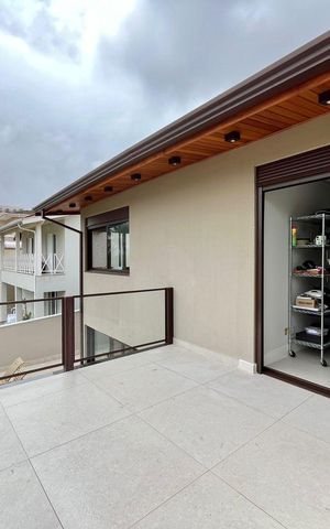 Casa de condomínio à venda com 340m², 4 quartos e 4 vagas Casa de condomínio à venda com 340m², 4 quartos e 4 vagasSacada