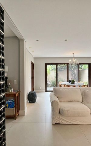 Casa de condomínio à venda com 340m², 4 quartos e 4 vagas Casa de condomínio à venda com 340m², 4 quartos e 4 vagasSala