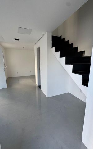 Casa à venda com 90m², 2 quartos e 3 vagas Casa à venda com 90m², 2 quartos e 3 vagasSala