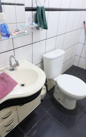 Casa à venda com 100m², 2 quartos e 2 vagasBanheiro da Suíte 1