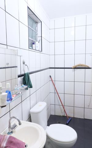 Casa à venda com 100m², 2 quartos e 2 vagasBanheiro da Suíte 1