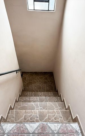 Casa à venda com 184m², 3 quartos e 2 vagas Casa à venda com 184m², 3 quartos e 2 vagasEscada