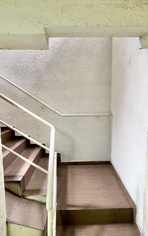 Casa à venda com 247m², 3 quartos e 5 vagas Casa à venda com 247m², 3 quartos e 5 vagasGaragem Escada