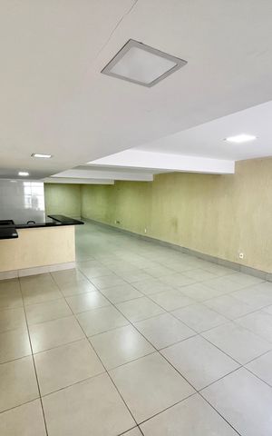 Casa à venda com 247m², 3 quartos e 5 vagas Casa à venda com 247m², 3 quartos e 5 vagasGaragem