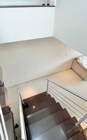 Casa à venda com 247m², 3 quartos e 5 vagas Casa à venda com 247m², 3 quartos e 5 vagasEscada