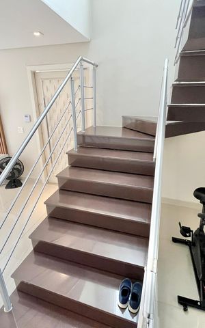 Casa à venda com 247m², 3 quartos e 5 vagas Casa à venda com 247m², 3 quartos e 5 vagasEscada