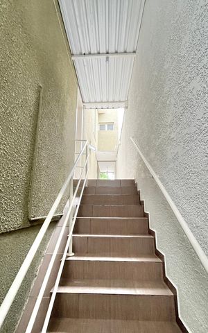 Casa à venda com 247m², 3 quartos e 5 vagas Casa à venda com 247m², 3 quartos e 5 vagasGaragem Escada