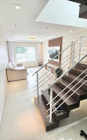 Casa à venda com 247m², 3 quartos e 5 vagas Casa à venda com 247m², 3 quartos e 5 vagasEscada