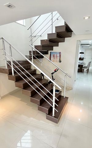 Casa à venda com 247m², 3 quartos e 5 vagas Casa à venda com 247m², 3 quartos e 5 vagasEscada