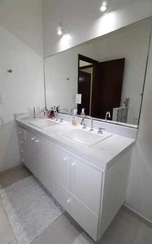 Casa de condomínio para alugar com 464m², 5 quartos e 9 vagasBanheiro