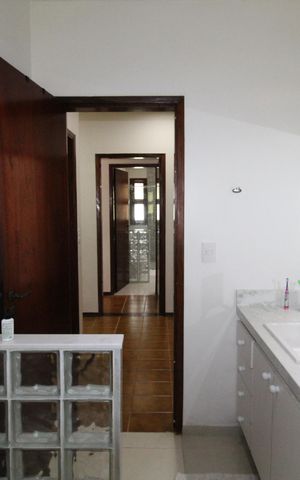Casa de condomínio para alugar com 464m², 5 quartos e 9 vagasBanheiro