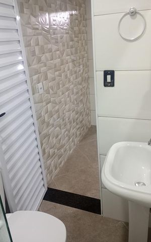 Casa à venda com 65m², 2 quartos e 1 vaga Casa à venda com 65m², 2 quartos e 1 vagaBanheiro