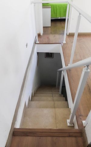 Casa à venda com 150m², 3 quartos e 1 vaga Casa à venda com 150m², 3 quartos e 1 vagaEscada