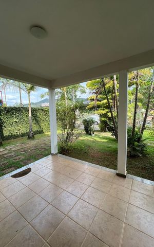 Casa de condomínio para alugar com 2000m², 3 quartos e 5 vagas