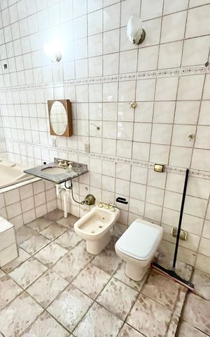 Casa à venda com 419m², 5 quartos e 4 vagas Casa à venda com 419m², 5 quartos e 4 vagasBanheiro
