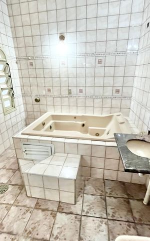 Casa à venda com 419m², 5 quartos e 4 vagas Casa à venda com 419m², 5 quartos e 4 vagasBanheiro