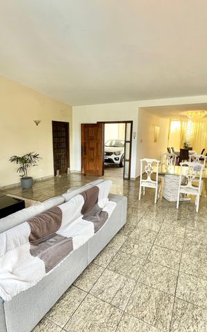 Casa à venda com 419m², 5 quartos e 4 vagas Casa à venda com 419m², 5 quartos e 4 vagasSala