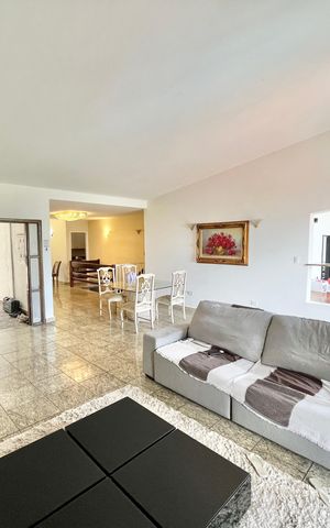 Casa à venda com 419m², 5 quartos e 4 vagas Casa à venda com 419m², 5 quartos e 4 vagasSala