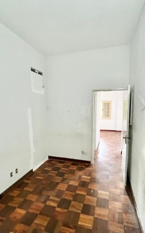 Casa à venda com 419m², 5 quartos e 4 vagas Casa à venda com 419m², 5 quartos e 4 vagasQuarto 4