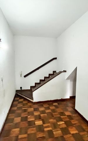 Casa à venda com 419m², 5 quartos e 4 vagas Casa à venda com 419m², 5 quartos e 4 vagasQuarto 4