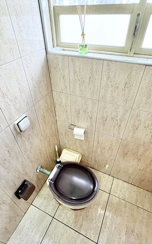 Casa à venda com 419m², 5 quartos e 4 vagas Casa à venda com 419m², 5 quartos e 4 vagasBanheiro