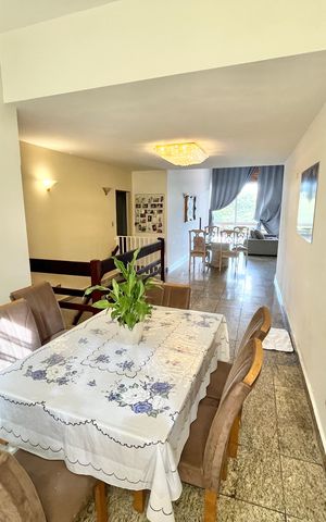 Casa à venda com 419m², 5 quartos e 4 vagas Casa à venda com 419m², 5 quartos e 4 vagasSala