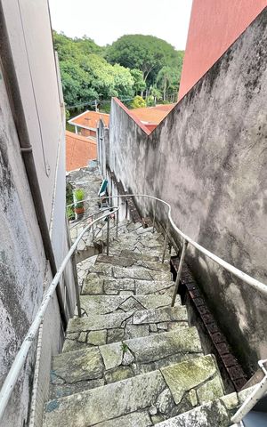 Casa à venda com 419m², 5 quartos e 4 vagas Casa à venda com 419m², 5 quartos e 4 vagasEscada