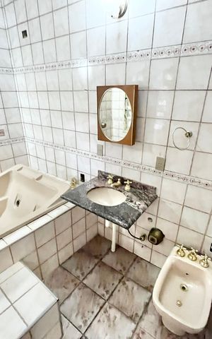 Casa à venda com 419m², 5 quartos e 4 vagas Casa à venda com 419m², 5 quartos e 4 vagasBanheiro