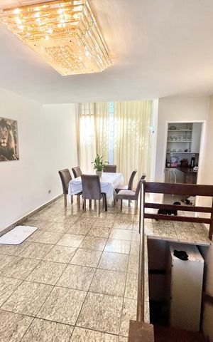 Casa à venda com 419m², 5 quartos e 4 vagas Casa à venda com 419m², 5 quartos e 4 vagasSala