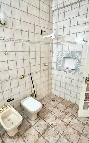 Casa à venda com 419m², 5 quartos e 4 vagas Casa à venda com 419m², 5 quartos e 4 vagasBanheiro