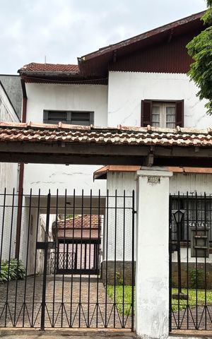 Casa à venda com 684m², 3 quartos e 6 vagas Casa à venda com 684m², 3 quartos e 6 vagasFachada